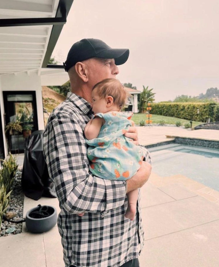 La Photo De Bruce Willis Qui Est Gravement Malade Avec Sa Petite Fille