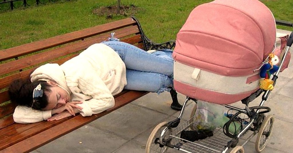 История пьяную мать. Ребёнок лежит в коляске.