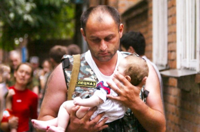  Il y a 16 ans, un soldat des forces spéciales a sauvé une petite fille de 6 mois, qui l’a invité à sa fête de fin d’études au printemps.