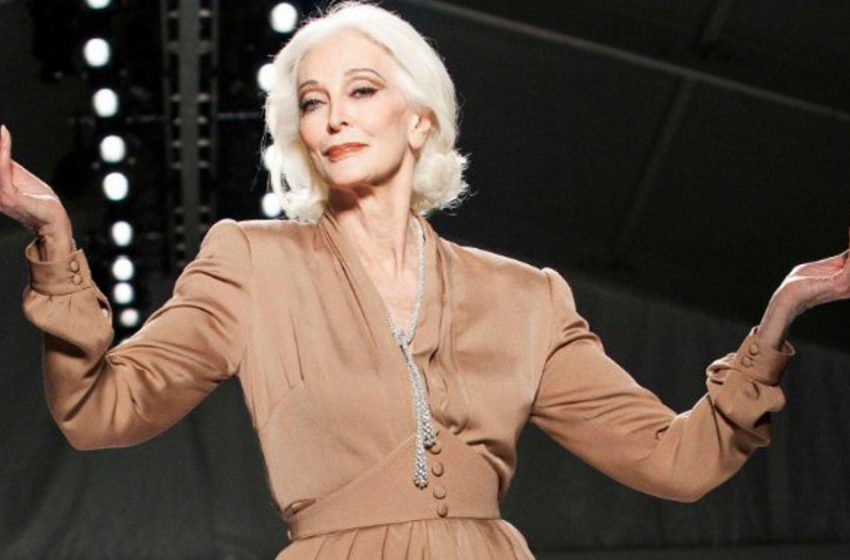 La célèbre mannequin de 91 ans a montré des photos de sa jeunesse