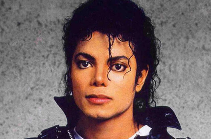  La sœur de Michael Jackson, âgée de 56 ans, devient une copie de son célèbre défunt frère