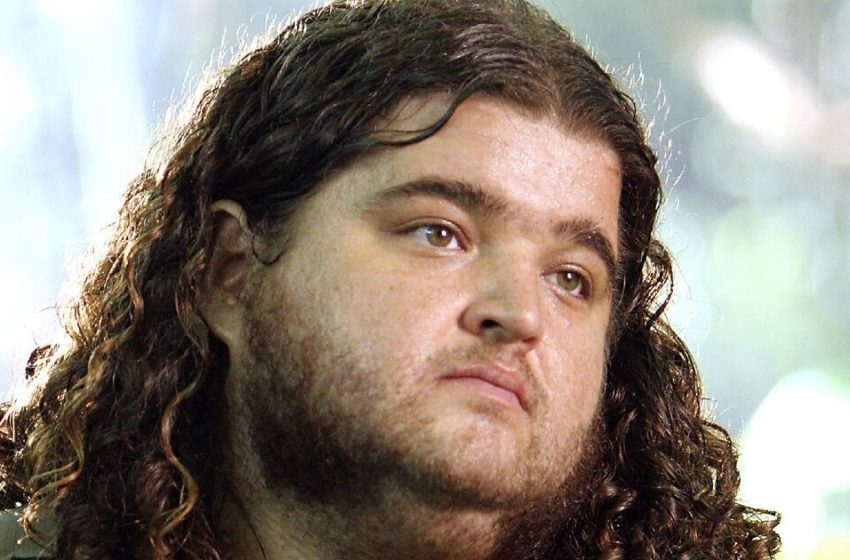  Encore plus gros : les fans paniquent sur l’apparition de Hurley dans “Rester en vie”.