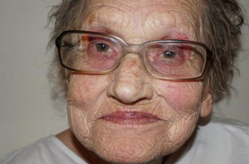  Une maquilleuse a transformé une dame de 80 ans au point de la rendre méconnaissable.