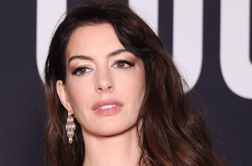  Une surprise de la part d’Anne Hathaway : Elle montre des selfies honnêtes pris au lit.