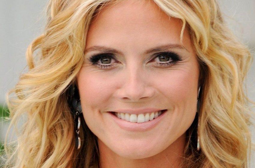Elle salue aux abonnés. Heidi Klum a effectivement joué avec les seins miouverts dans la vidéo