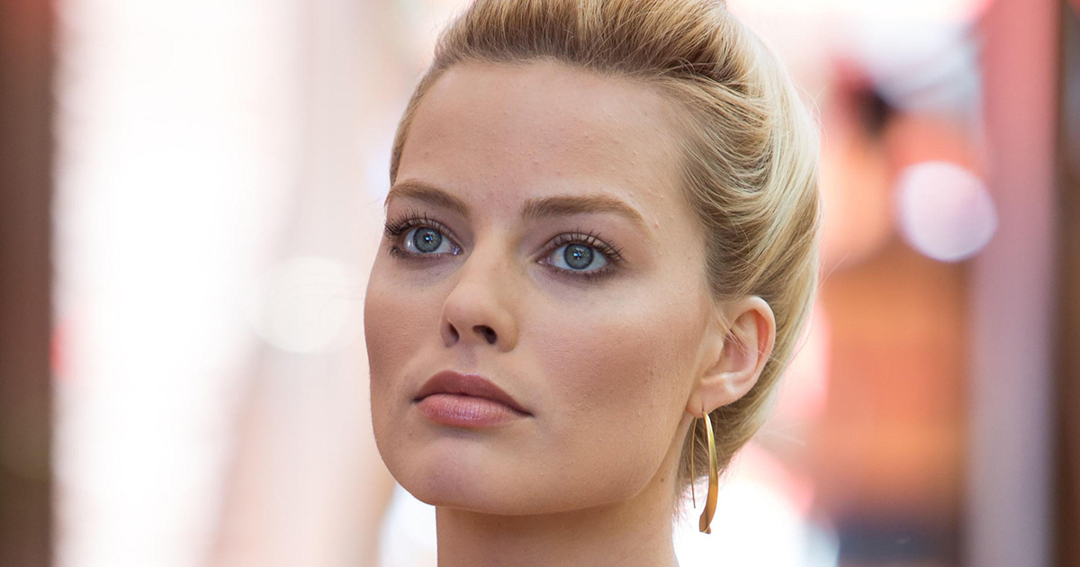 Sans et en maillot de bain de grandmère Margot Robbie a été aperçue sur la plage
