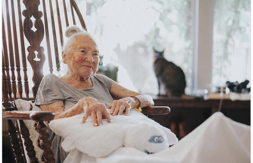 Un Jeune Homme Invite Sa Voisine De 89 Ans à Emménager Pour Pouvoir Soccuper Delle Dans Ses 