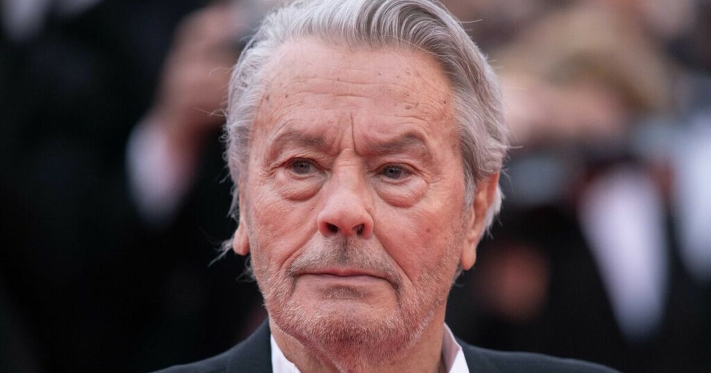 Beau comme un dieu grec. Le fils de Delon, 29 ans, est devenu une copie